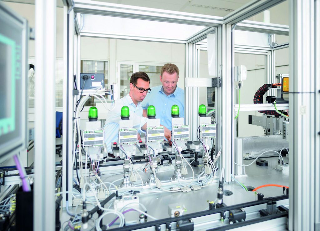 Teilautomatisierter Handarbeitsplatz bei der Robert Bosch GmbH 