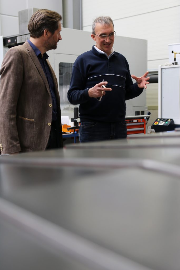 Udo Cyrol von STÖBER (li) im Gespräch mit Helmut Maier von der SPINNER Werkzeugmaschinenfabrik.