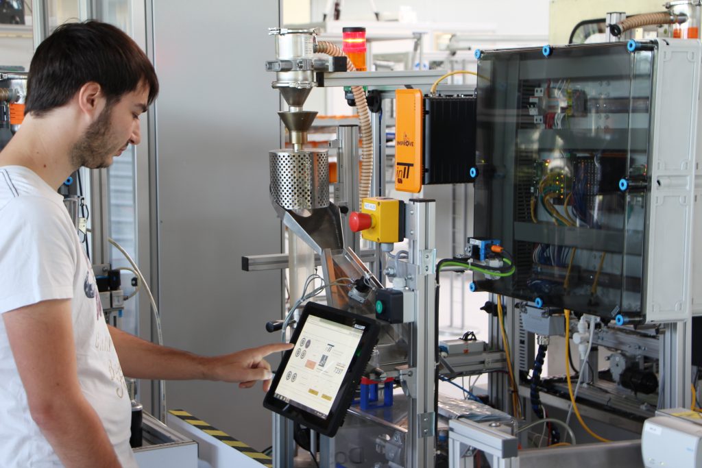 Am wandlungsfähigen Produktionssystem demonstrieren Lemgoer Forscher vom Institut für industrielle Informationstechnik (inIT) und vom Fraunhofer IOSB-INA Lösungen für die Intelligente Automation.