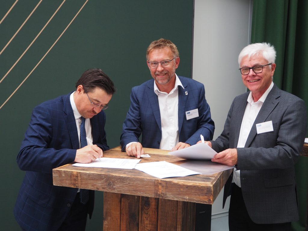  Gründungsgeschäftsführer Prof. Detlef Zühlke (r.) mit John Blankendaal (m.), Geschäftsführer von Brainport, und Dirk Torfs (l.), Generaldirektor von Flanders Make