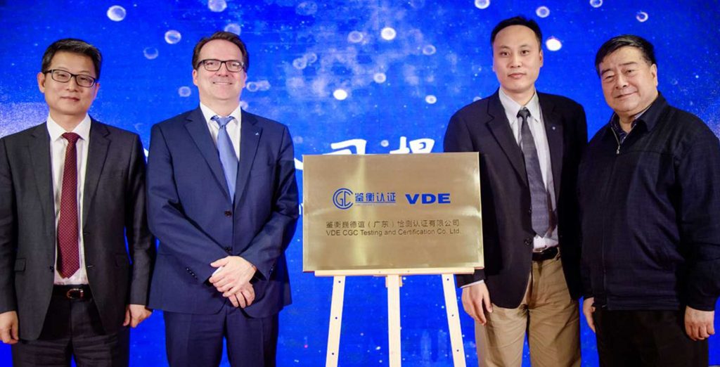Herr Lei (Bürgermeister von Zhongshan City), Sven Öhrke (Geschäftsführer VDE Global Services und Mitglied der Geschäftsführung VDE-Institut), Herr Qin (Präsident und Gründer CGC), Herr Shi (Ehrenvorsitzender New Energy Society) nach der Unterzeichnung des Vertrages in Zhongshan.